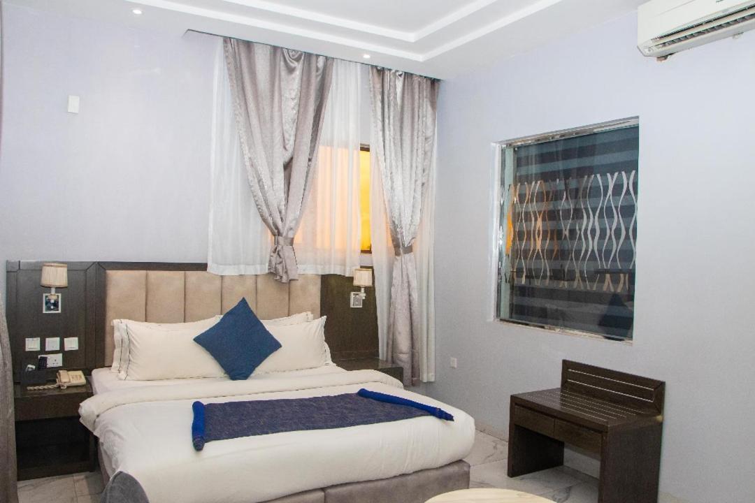 Perfecto La Villa Hotel And Suites Лагос Экстерьер фото