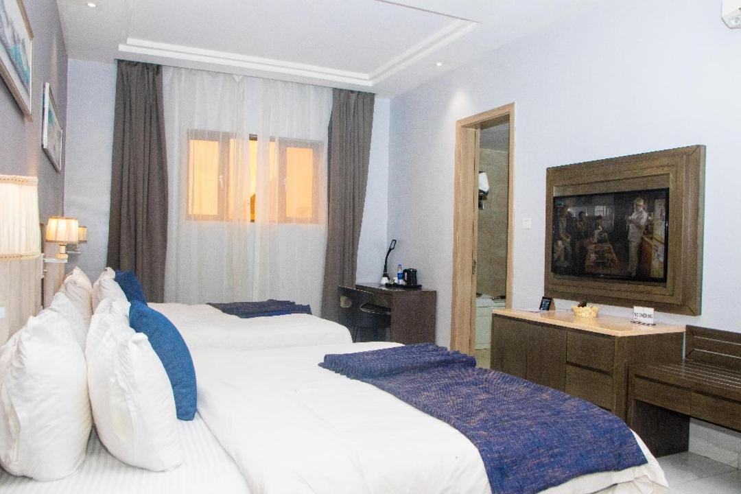 Perfecto La Villa Hotel And Suites Лагос Экстерьер фото