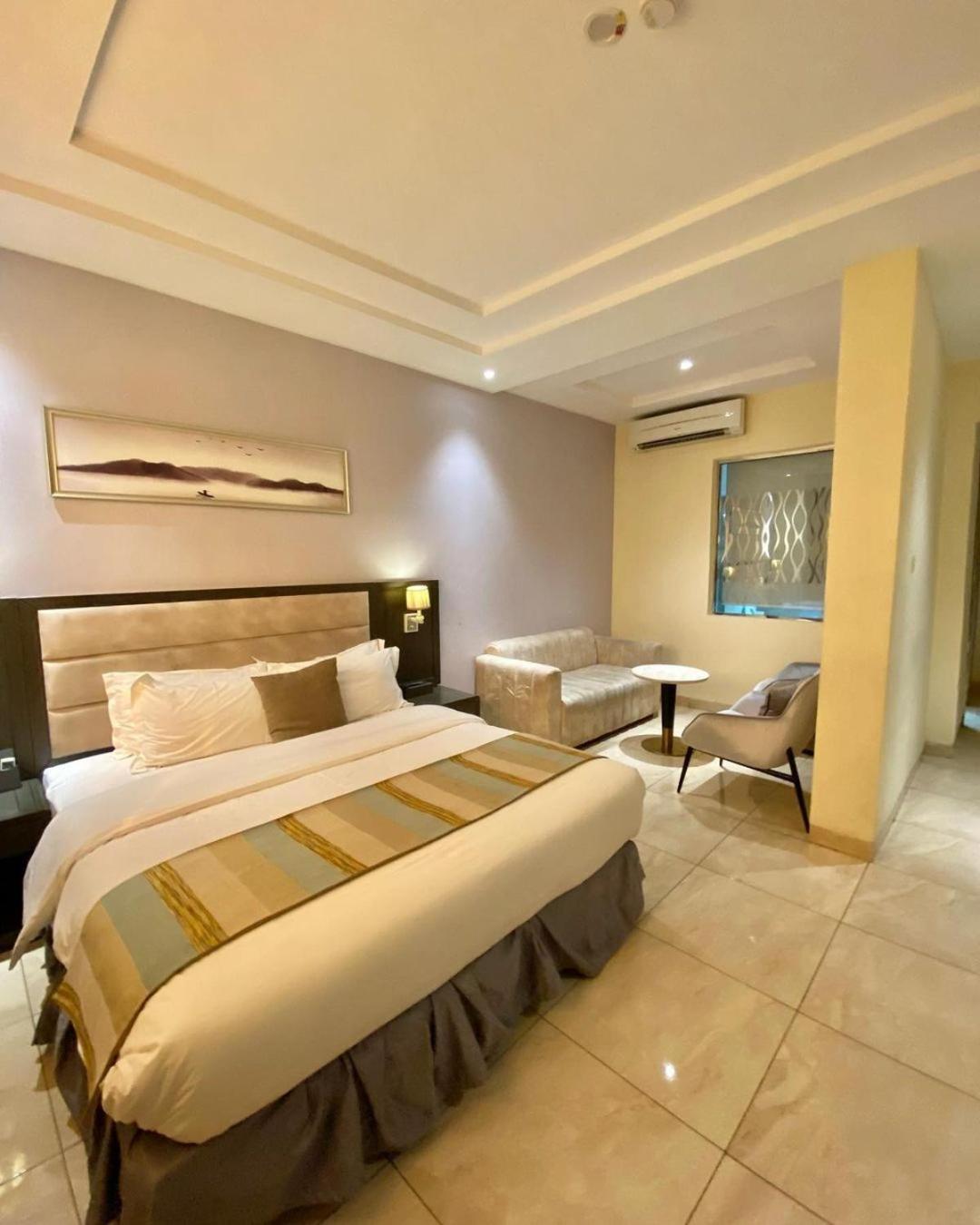 Perfecto La Villa Hotel And Suites Лагос Экстерьер фото