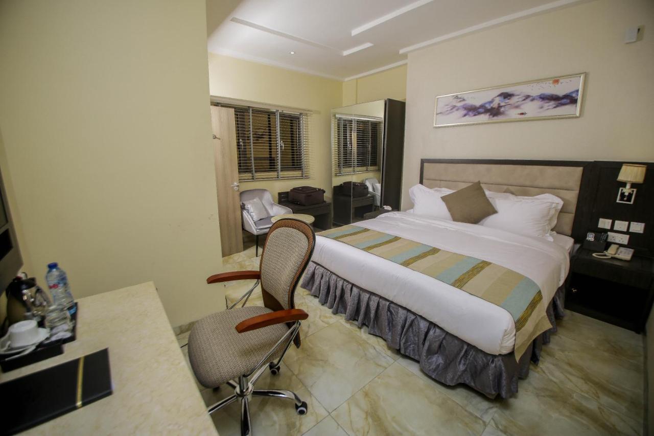 Perfecto La Villa Hotel And Suites Лагос Экстерьер фото